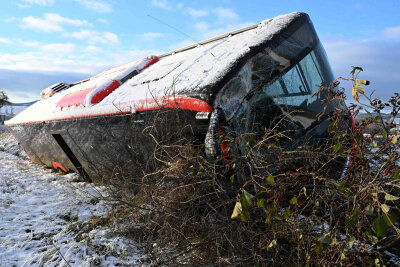 Glätteunfall auf sächsischer Staatsstraße: Bus prallt gegen Baum und landet im Straßengraben -  Ein Linienbus kam aufgrund glatter Straßenverhältnisse von der Fahrbahn ab, prallte gegen einen Baum und landete schließlich im Straßengraben.