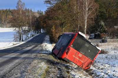 Glätteunfall auf sächsischer Staatsstraße: Bus prallt gegen Baum und landet im Straßengraben -  Ein Linienbus kam aufgrund glatter Straßenverhältnisse von der Fahrbahn ab, prallte gegen einen Baum und landete schließlich im Straßengraben.