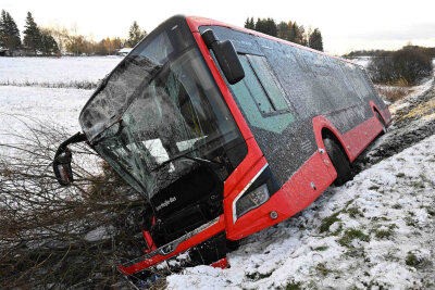 Glätteunfall auf sächsischer Staatsstraße: Bus prallt gegen Baum und landet im Straßengraben - Am frühen Donnerstagmorgen, gegen 4.20 Uhr, ereignete sich ein Glätteunfall auf der S135 zwischen Großschönau und Spitzkunnersdorf.