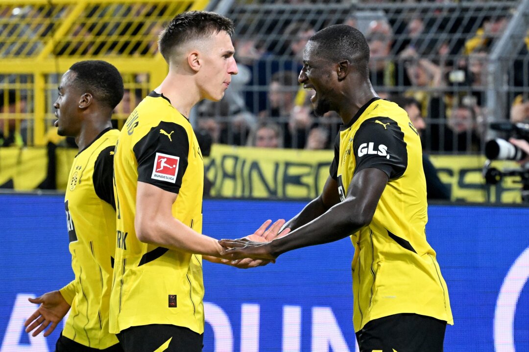 Glanzloser Arbeitssieg: BVB müht sich zum 2:1 über St. Pauli - Serhou Guirassy (r) bescherte dem BVB mit seinem Tor einen knappen Sieg.