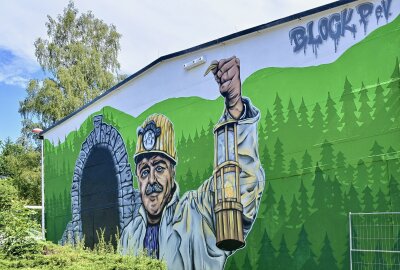 "Glück auf": Kunstwerk wertet Ortseingangsbild von erzgebirgischer Kommune auf - Die Bauhoffassade in Thalheim ist kreativ gestaltet worden. Foto: Ralf Wendland