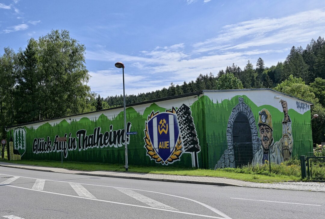 "Glück auf": Kunstwerk wertet Ortseingangsbild von erzgebirgischer Kommune auf - Die Bauhoffassade in Thalheim ist kreativ gestaltet worden. Foto: Ralf Wendland