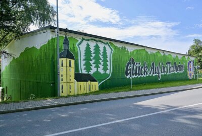 "Glück auf": Kunstwerk wertet Ortseingangsbild von erzgebirgischer Kommune auf - Die Bauhoffassade in Thalheim ist kreativ gestaltet worden. Foto: Ralf Wendland