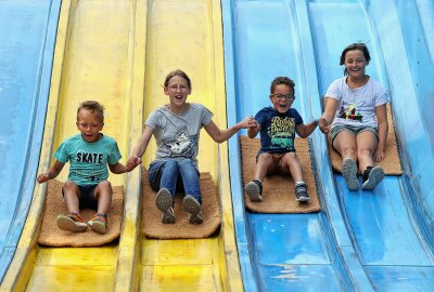 Glücksmomente im Freizeitpark Plohn - Eine Rutschpartie macht Laune. Die Knirpse von der Erlbacher "Tannenmühle" konnten gar nicht genug davon bekommen. Foto: Thomas Voigt