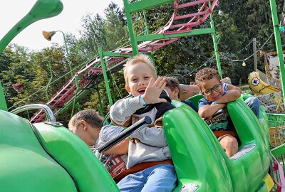 Glücksmomente im Freizeitpark Plohn - Eine Fahrt mit der Kinderachterbahn "Raupe" machte den Besuchern von der "Tannenmühle" sichtlich Spaß. Foto: Thomas Voigt