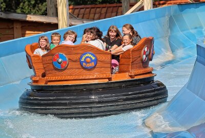 Glücksmomente im Freizeitpark Plohn - Die Gruppe vom Treuener Kinder- Jugendwohnhaus "Villa mit Herz" erlebte eine Schleuder-Tour auf der Wildwasserbahn. Foto: Thomas Voigt