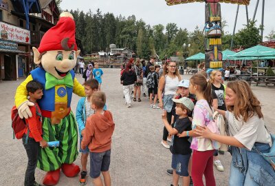 Glücksmomente im Freizeitpark Plohn - Parkmaskottchen "Plohni" begrüßte am Samstagvormittag die jungen Besucher aus den vogtländischen Kinder- und Jugendhäusern. Foto: Thomas Voigt