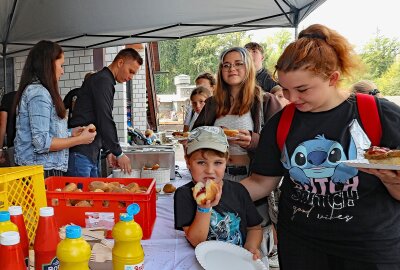 Glücksmomente im Freizeitpark Plohn - Deftige Happen gab es am extra eingerichteten Grillstand. Die Mitarbeiter der Sparkasse hatten alle Hände voll zu tun. Foto: Thomas Voigt