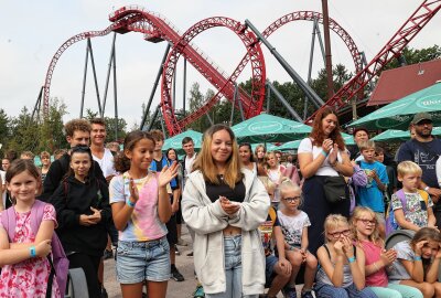 Glücksmomente im Freizeitpark Plohn - Nach der Begrüßung konnten es die Gruppen aus den vogtländischen Jugendhäusern kaum erwarten, den Park mit seinen Attraktionen zu entdecken. Foto: Thomas Voigt