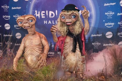 Glühender Finger und Kulleraugen: Heidi Klum ist E.T. - Will vielleicht nach Hause telefonieren: Heidi Klum als E.T.