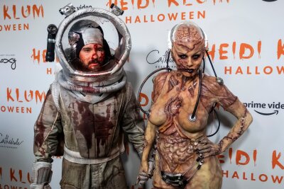 Glühender Finger und Kulleraugen: Heidi Klum ist E.T. - Heidi Klum (rechts) und ihr Mann Tom Kaulitz im Halloween-Kostüm 2019. (Archivbild)