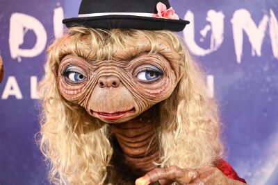 Glühender Finger und Kulleraugen: Heidi Klum ist E.T. - Heidi Klum als E.T. - ihr Kopf ist der Hals.