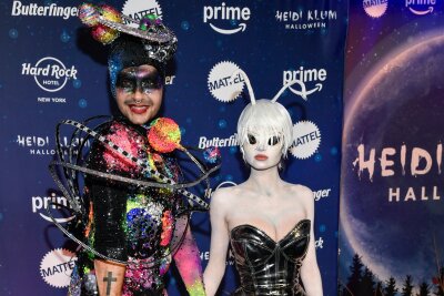 Glühender Finger und Kulleraugen: Heidi Klum ist E.T. - Bill Kaulitz (l) als "Universum" und Leni Klum besuchen die Halloween-Party von Heidi Klum.