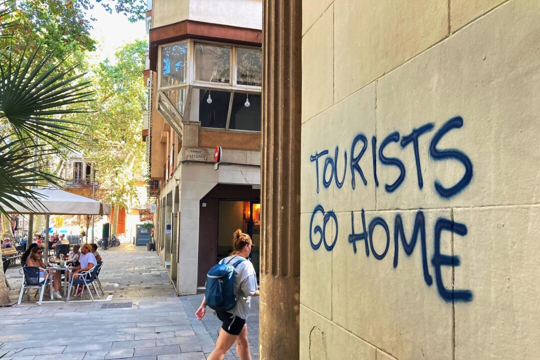 "Go home": Wie sich Spanien gegen Overtourism wehrt - "Tourists Go Home": Die Botschaft an einer Wand im Künstlerviertel Vila de Gràcia in Barcelona ist eindeutig.