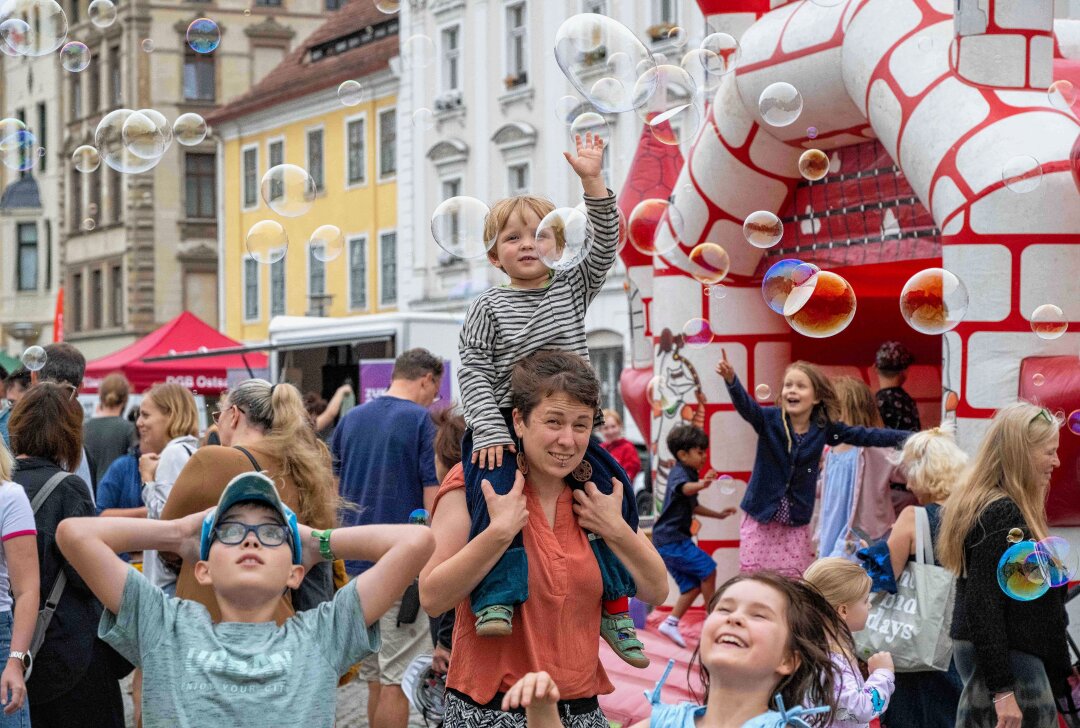 Görlitz bleibt bunt: Demo auf Obermarkt für Vielfalt und Demokratie - Unter dem Motto "Görlitzer Vielfalt" versammeln sich am Samstag zahlreiche Vereine, Initiativen und Musiker auf dem Görlitzer Obermarkt. Foto: xcitepress