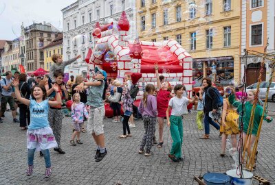 Görlitz bleibt bunt: Demo auf Obermarkt für Vielfalt und Demokratie - Unter dem Motto "Görlitzer Vielfalt" versammeln sich am Samstag zahlreiche Vereine, Initiativen und Musiker auf dem Görlitzer Obermarkt. Foto: xcitepress