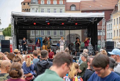 Görlitz bleibt bunt: Demo auf Obermarkt für Vielfalt und Demokratie - Unter dem Motto "Görlitzer Vielfalt" versammeln sich am Samstag zahlreiche Vereine, Initiativen und Musiker auf dem Görlitzer Obermarkt. Foto: xcitepress