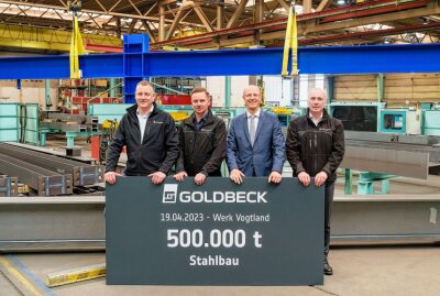 Goldbeck Treuen knackt magische Grenze von 500.000 Tonnen Stahl - Michael Nowasz (Werkleitung Treuen), Patrick Reisch (Werkskaufmann Treuen), Goldbeck-Geschäftsführer Lars Luderer und Bauelemente-Chef Wulf Härtel (v. li.) feiern 500.000 Tonnen verbauten Stahl. Foto: Goldbeck Treuen