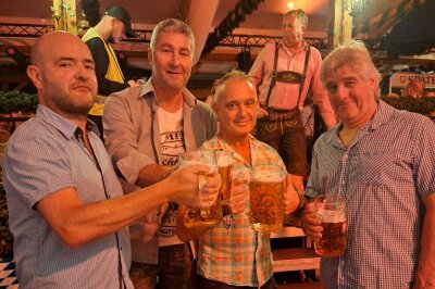 Goldener Mallorca-Partysänger Jack Gelee begeistert beim Oktoberfest Leipzig - Prost! Die Besucher waren begeistert.