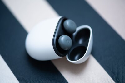 Google Pixel Buds Pro 2: klein, leicht, aufgepasst! - Am Gehäuse hat sich ein wenig getan: Drinnen steckt ein Akku - und neuerdings jetzt auch ein kleiner Lautsprecher für Töne zum Aufspüren.