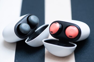 Google Pixel Buds Pro 2: klein, leicht, aufgepasst! - Links neu, rechts nicht mehr ganz so neu: Die Pixel Buds Pro 2 von Google.