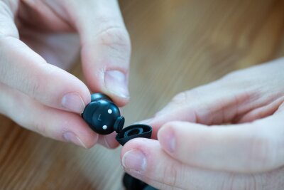 Google Pixel Buds Pro 2: klein, leicht, aufgepasst! - Gut anpassbar: Mithilfe der Silikonaufsätze lässt sich der Sitz der Ohrstöpsel im Ohr verbessern. 