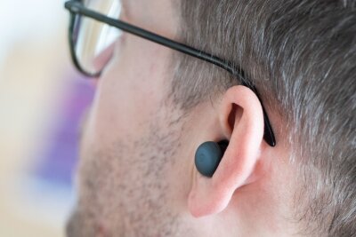 Google Pixel Buds Pro 2: klein, leicht, aufgepasst! - Sitzt! Sitzt? Wer große Ohrmuscheln hat, sollte die Pixel Buds Pro 2 besser probetragen. Im Test saßen sie in einem Ohr recht locker.