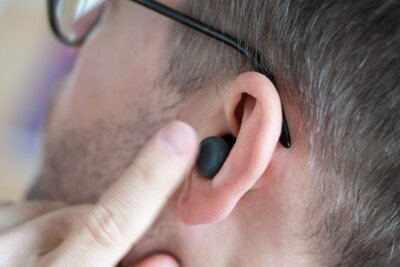 Google Pixel Buds Pro 2: klein, leicht, aufgepasst! - Tippen und Wischen steuern Lautstärke und Medien. Langes Drücken aktiviert den Sprachassistenten oder die Geräuschunterdrückung.