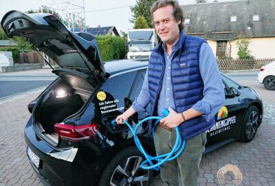 Gornau: Das Tor zum Erzgebirge - Ein Paradies für Naturliebhaber und Ruhesuchende - Mit einem in der Region einzigartigen Carsharing-Projekt hat die Gemeinde Gornau im vergangengen Jahr ein Zeichen für die Umwelt gesetzt. In allen drei Ortsteilen steht seit Anfang Oktober jeweils ein E-Auto zur Verfügung, mit dem nach vorheriger Anmeldung Fahrten unternommen werden können. Initiiert wurde das Projekt von der Sonnengipfel Kleintirol GmbH & Co. KG. Geschäftsführer Constantin von Reitzenstein präsentiert eins der drei E-Autos. Foto: Andreas Bauer/Archiv