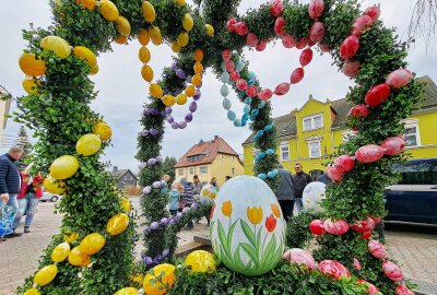 Gornau: Das Tor zum Erzgebirge - Ein Paradies für Naturliebhaber und Ruhesuchende - Bis Mitte April schmückte in diesem Jahr erstmals ein Osterbrunnen den Platz vor dem Gornauer Rathaus. Foto: Andreas Bauer