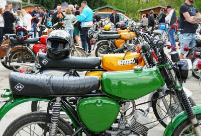 Gornsdorfer Zweiradtreffen erweist sich als Magnet für Simson-Fans - Eine "Simme" reihte sich beim Gornsdorfer Zweiradtreffen an die andere. Foto: Andreas Bauer