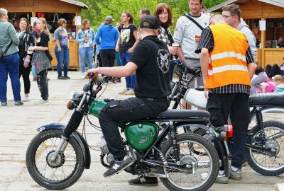 Gornsdorfer Zweiradtreffen erweist sich als Magnet für Simson-Fans - Ein wichtiger Aspekt des Treffens ist der Erfahrungsaustausch bei den Benzingesprächen. Foto: Andreas Bauer