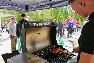 Gornsdorfer Zweiradtreffen erweist sich als Magnet für Simson-Fans - Für leckere Verpflegung war in Gornsdorf natürlich gesorgt. Foto: Andreas Bauer