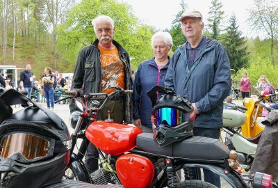 Gornsdorfer Zweiradtreffen erweist sich als Magnet für Simson-Fans - Mit Horst Grieser (links) sowie Horst Buschbeck und seiner Frau Erika waren auch Vertreter der älteren Generation dabei. Foto: Andreas Bauer