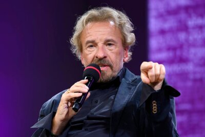 Gottschalk fühlt sich wie im "Kugelhagel": "Habe meine Arme ausgestreckt. Sie wurden mir weggeschlagen." - Thomas Gottschalk stellte sein neustes Werk unlängst auf der Frankfurter Buchmesse vor. Von seinen Kritikern fühlt er sich ungerecht behandelt.