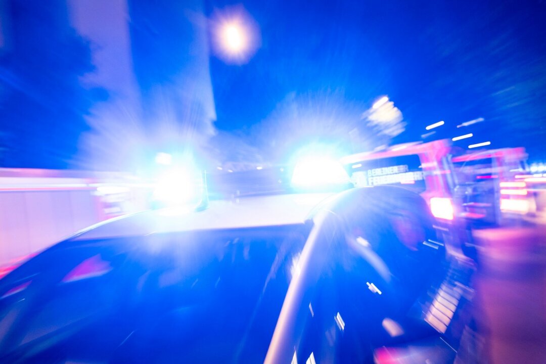 GPS-Systeme im Wert von 45.000 Euro gestohlen - Ein Streifenwagen der Polizei steht mit Blaulicht an einem Einsatzort.
