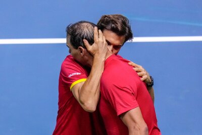 "Gracias": Nadals große Karriere endet als Zuschauer - Teamchef David Ferrer tröstet Superstar Rafael Nadal (r) nach der Niederlage in dessen letztem Spiel.