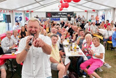 Grandioses Einheit-Fest - Auch der Theumaer Bürgermeister Uwe Riedel war dabei und hat die HCE-Hymne "Hey, wir woll'n die Einheit sehen" gesungen. Foto: Karsten Repert