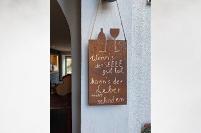 Graupel, verschlossene Klause und ein herzensguter Fremder: Pilgerreise am Limit -  Ein toller Spruch begleitete uns ins Bett: Wenn's der Seele guttut, kann's der Leber nicht schaden."