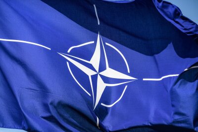 Greenpeace-Studie: Nato bleibt Russland deutlich überlegen - Nato-Flagge