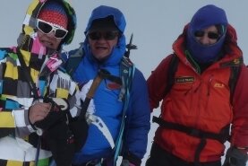 Grenzerfahrung im Kaukasus -  Heiko Schmidt (Mitte) hat im vergangenen Jahr den Elbrus bestiegen. Am Samstag teilt er seine Erlebnisse mit den Gästen seiner Köhlerhütte. 