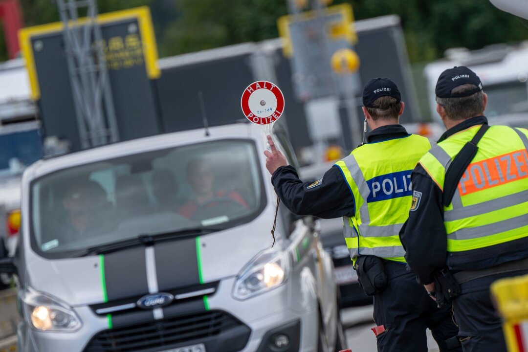 Grenzschutz und Terrorgefahr treiben EU-Bürger am meisten um - Inzwischen gibt es stationäre Grenzkontrollen an allen deutschen Landesgrenzen. 25 Prozent der Teilnehmer der Befragung gaben an, nicht funktionierender Grenzschutz treibe sie mehr um als alles andere. (Archivfoto)