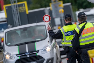 Grenzschutz und Terrorgefahr treiben EU-Bürger am meisten um - Inzwischen gibt es stationäre Grenzkontrollen an allen deutschen Landesgrenzen. 25 Prozent der Teilnehmer der Befragung gaben an, nicht funktionierender Grenzschutz treibe sie mehr um als alles andere. (Archivfoto)