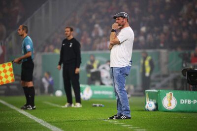 Grifo serviert und trifft: Freiburg wirft den HSV raus - Trotz kühler Temperaturen wieder nur im T-Shirt: Hamburgs Trainer Steffen Baumgart.