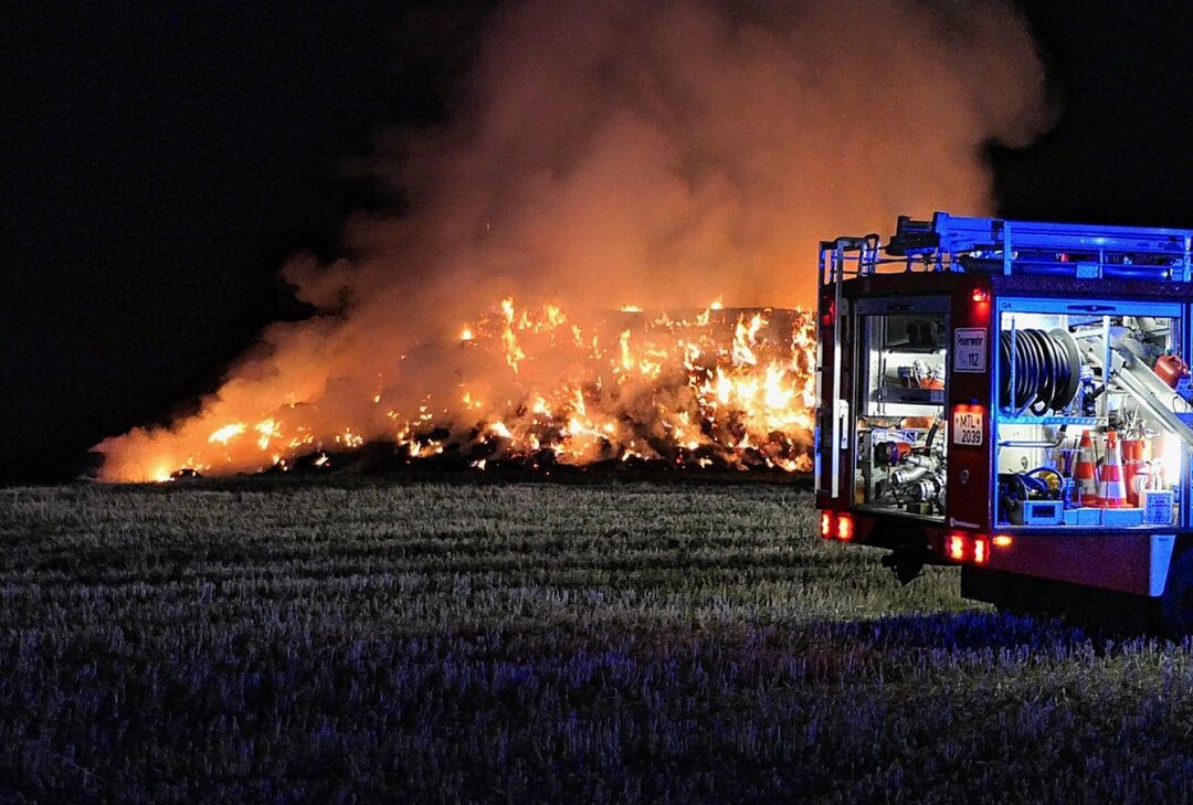 Grimma: 350 Strohballen gehen in Flammen auf - Am späten Samstagabend kam es zu einem Strohballenbrand in der Gemeinde Grimma. Foto: Sören Müller