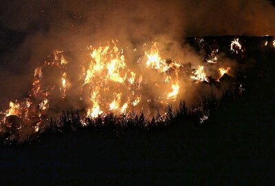 Grimma: 350 Strohballen gehen in Flammen auf - Am späten Samstagabend kam es zu einem Strohballenbrand in der Gemeinde Grimma. Foto: Sören Müller