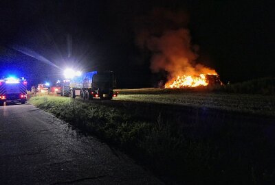 Grimma: 350 Strohballen gehen in Flammen auf - Laut Polizei sind den Flammen etwa 350 Ballen zum Opfer gefallen. Foto: Sören Müller