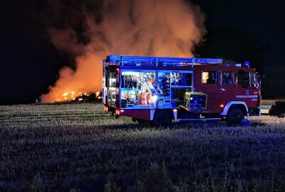 Grimma: 350 Strohballen gehen in Flammen auf - Laut Polizei sind den Flammen etwa 350 Ballen zum Opfer gefallen. Foto: Sören Müller