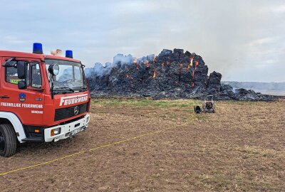 Grimma: 350 Strohballen gehen in Flammen auf - Die Restlöscharbeiten ziehen sich aktuell noch den ganzen Sonntag über hin. Foto: Sören Müller