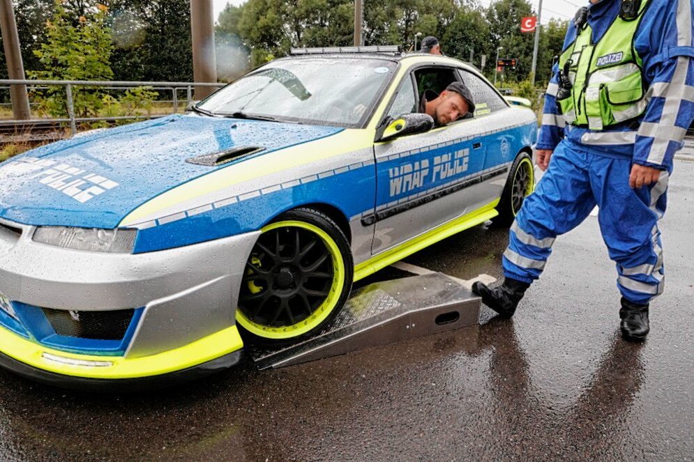 Großangelegte Polizeikontrolle bei Tuningtreffen in Pfaffenhain -  PKW Opel, dessen Folierung samt "Police"-Aufschrift einem Polizeifahrzeug ähnelte und das zudem auf dem Dach eine Beleuchtung mit blauen Blitzleuchten montiert hatte, wurde sichergestellt.. Foto: ChemPic